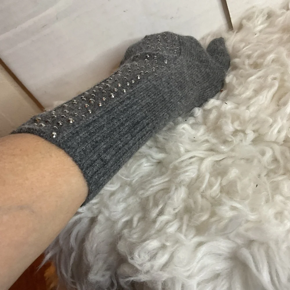 Cashmere Cashmere Gray studded text tip gloves